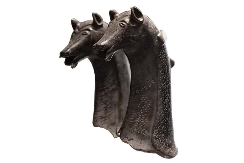 Frammento di askos con una coppia di protomi equine