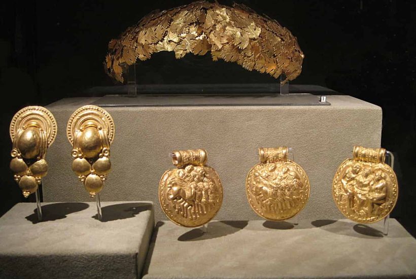 Pittore della phiale di Boston, Hermes affida Dioniso a Sileno e alle Ninfe, sul retro tre Muse. 440-435 a.C. 