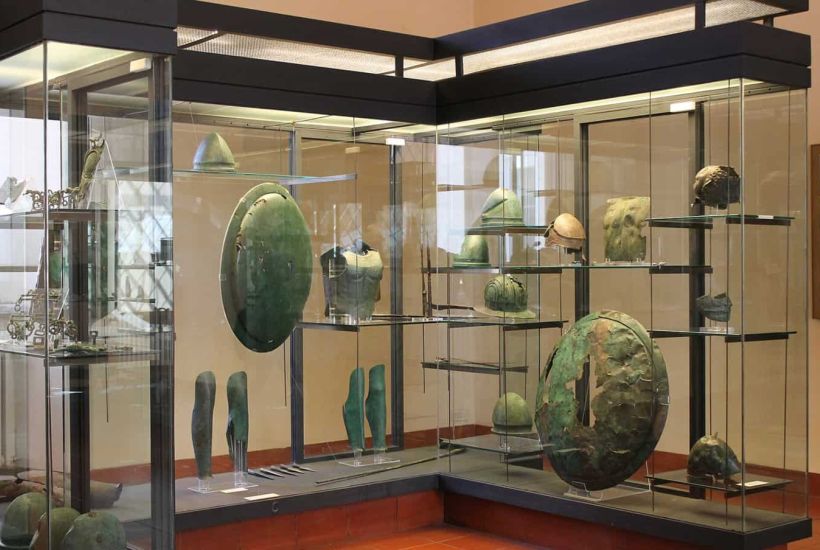 Pittore della phiale di Boston, Hermes affida Dioniso a Sileno e alle Ninfe, sul retro tre Muse. 440-435 a.C. 