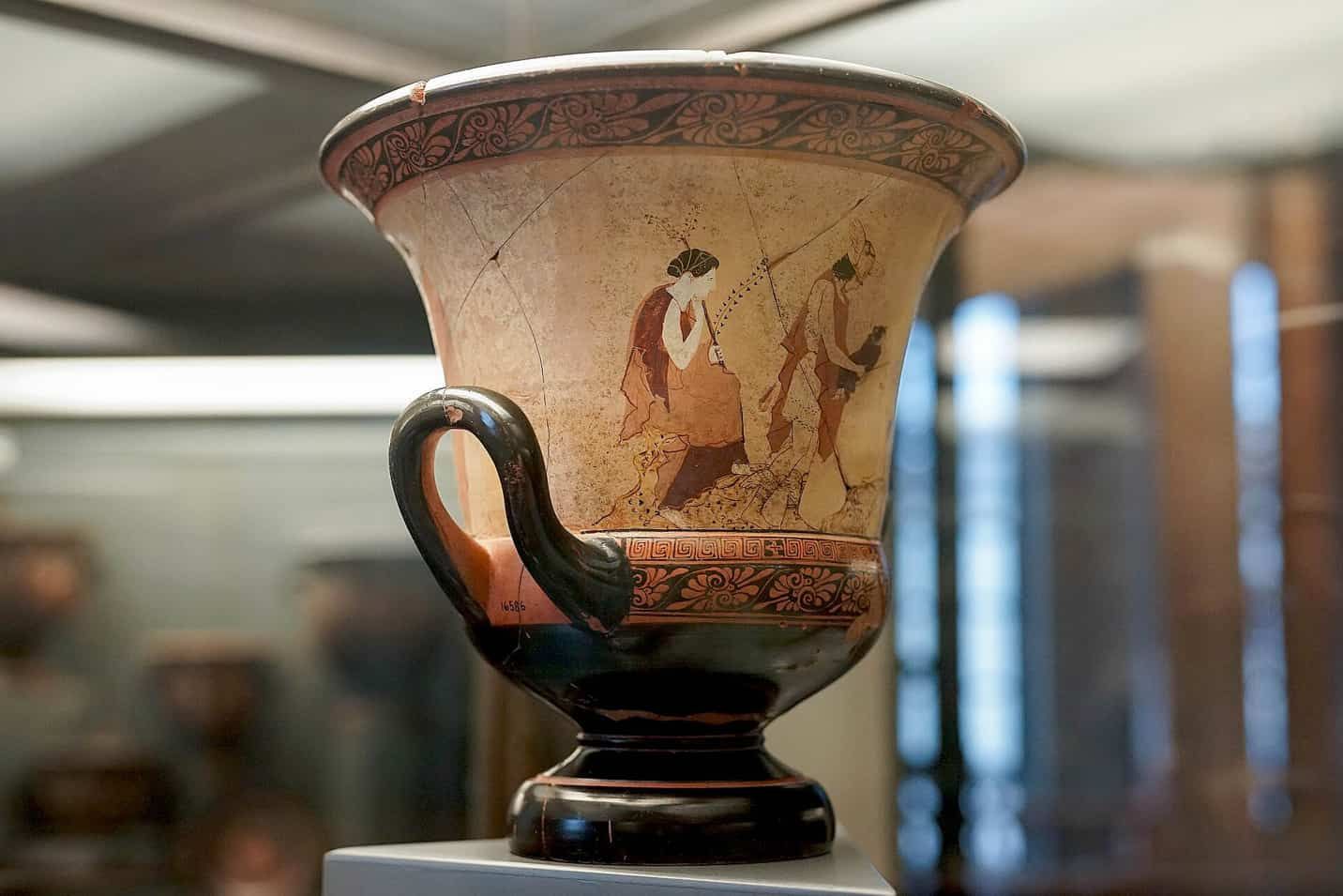 Pittore della phiale di Boston, Hermes affida Dioniso a Sileno e alle Ninfe, sul retro tre Muse. 440-435 a.C. 